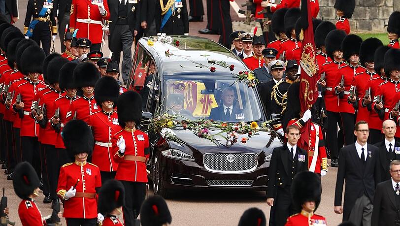 Der von Blumen bedeckte Leichenwagen, in dem sich der Sarg der Queen befindet.