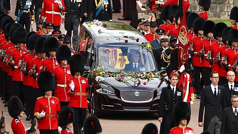 Der von Blumen bedeckte Leichenwagen, in dem sich der Sarg der Queen befindet.