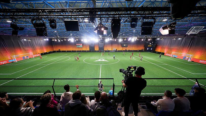 Blick auf die Cupra Arena in Barcelona während eines Spiels der Kings League.