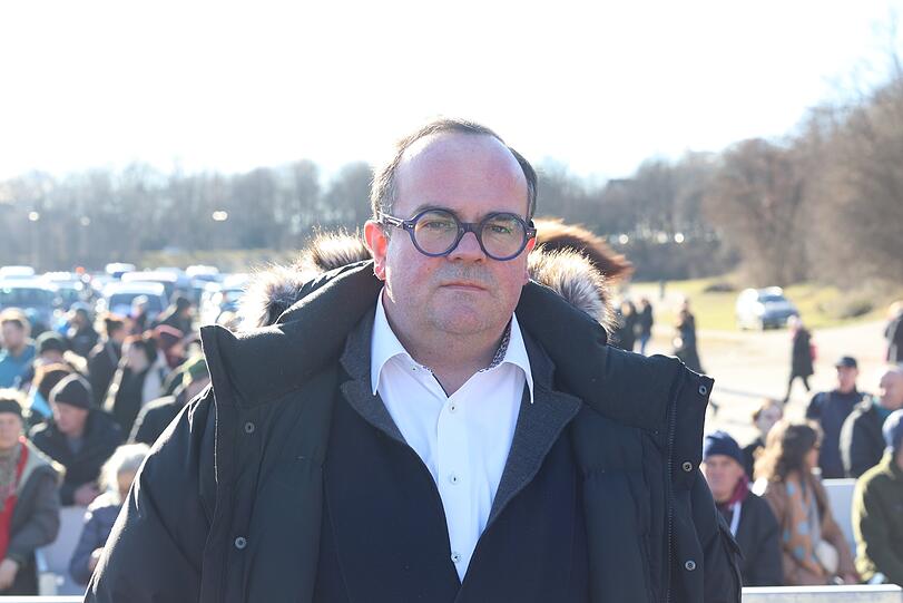 Münchens Wirtschaftsreferent Clemens Baumgärtner (CSU) ist ebenfalls auf der Theresienwiese erschienen.