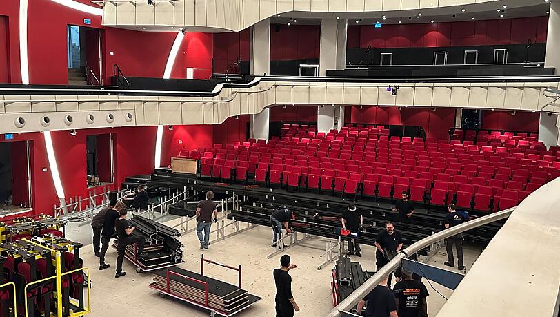 St&uuml;ck f&uuml;r St&uuml;ck werden die Stuhlreihen abgebaut.