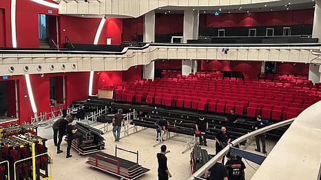 St&uuml;ck f&uuml;r St&uuml;ck werden die Stuhlreihen abgebaut.