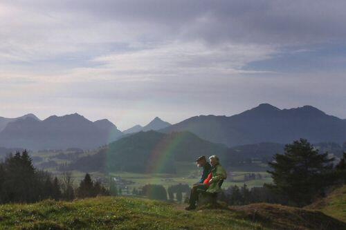 Wanderer vor den Allgäuer Alpen