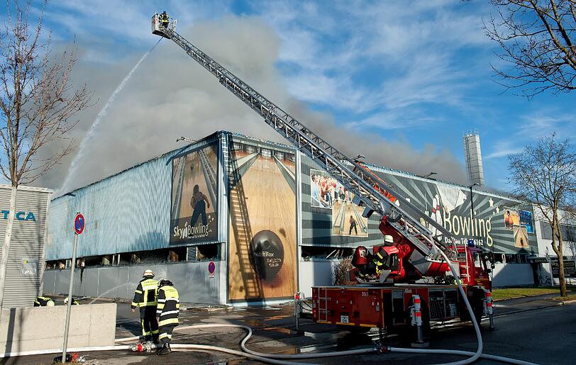 Beim Feuer in einer Bowling-Arena in Dachau rauchte es am frühen Dienstagnachmittag stark; auch ein angrenzendes Gebäude stand in Flammen.
