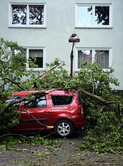 Beim schwersten Unwetter in Nordrhein-Westfalen seit Jahren sind am 09.06.2014 mindestens fünf Menschen ums Leben gekommen.