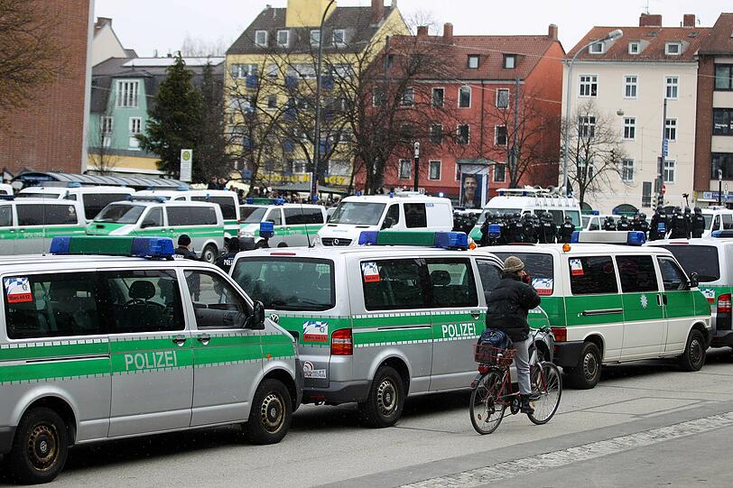 Bengalos, Chinaböller, Flaschenwürfe: FC Bayern II gegen TSV 1860 II: Die Bilder von Aufmarsch der Fans. 1000 Polizei-Beamte sind im Einsatz.