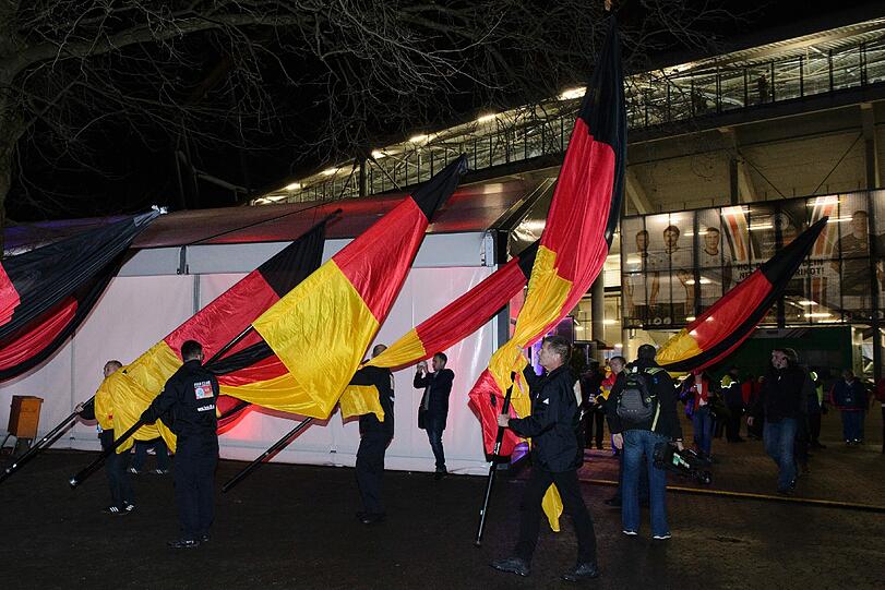 Das Fußball-Länderspiel in Hannover zwischen Deutschland und den Niederlanden ist am Dienstagabend abgesagt worden. Es bestand die Gefahr eines Sprengstoff-Anschlags. "Wir haben konkrete Hinweise gehabt, dass jemand im Stadion einen Sprengsatz zünden wollte", sagte Hannovers Polizeipräsident Volker Kluwe. Die Bilder...