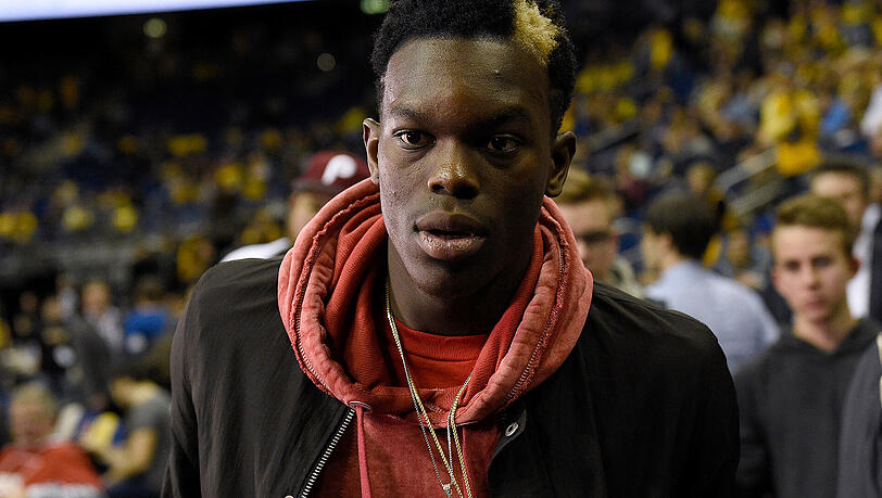 Bei der Pleite seiner Atlanta Hawks war Dennis Schröder gesperrt. Bei der Pleite seiner Atlanta Hawks war Dennis Schröder gesperrt.
