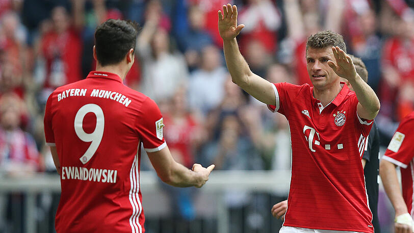 Weltmeister Thomas Müller (rechts) ersetzt heute Abend den verletzten Bayern-Torjäger Robert Lewandowski.
