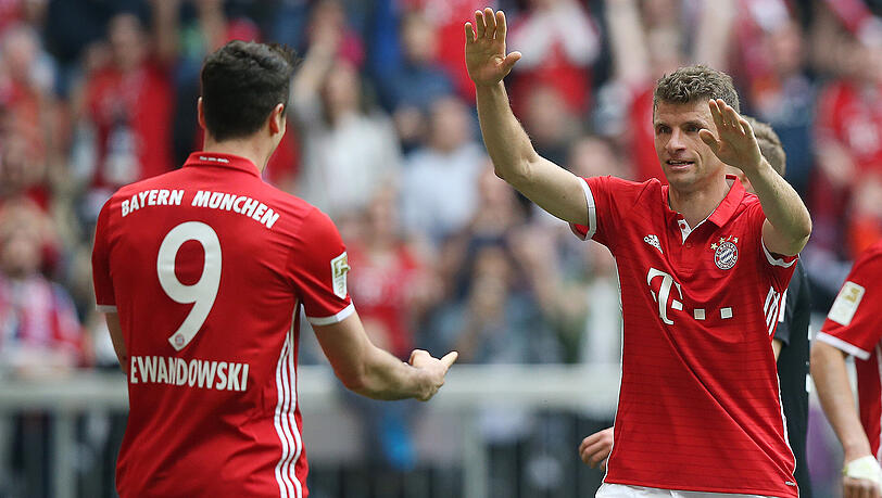Weltmeister Thomas Müller (rechts) ersetzt heute Abend den verletzten Bayern-Torjäger Robert Lewandowski. Weltmeister Thomas Müller (rechts) ersetzt heute Abend den verletzten Bayern-Torjäger Robert Lewandowski.