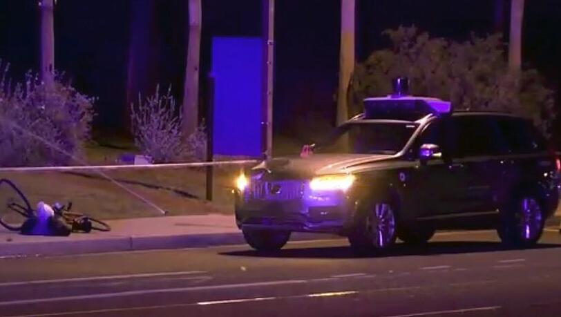 Dieses Videostandbild von ABC-15 zeigt Polizisten am Unfallort. Erstmals ist ein Mensch bei einem Unfall mit einem selbstfahrenden Autos ums Leben gekommen. Dieses Videostandbild von ABC-15 zeigt Polizisten am Unfallort. Erstmals ist ein Mensch bei einem Unfall mit einem selbstfahrenden Autos ums Leben gekommen.