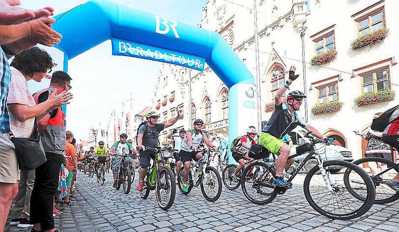 Klatschend und winkend begrüßen die Zuschauer die Radler. Fotos: Vinçon