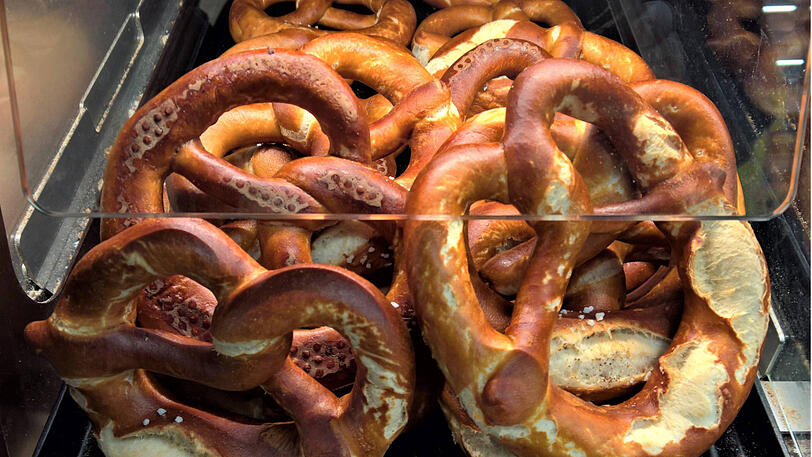 Die Brezn tauten auf der Autobahn auf und verklebten die Fahrbahn (Symbolbild).