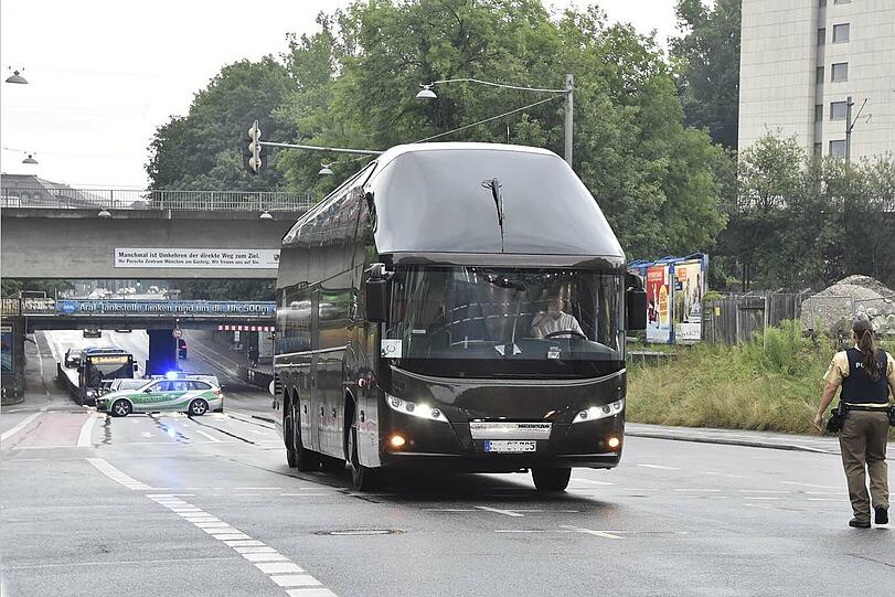 Der Bus ist zunächst in der Unterführung steckengeblieben. Mit viel Gas konnte der Fahrer wieder weiterfahren &ndash; was das Dach seines Fahrzeugs sehr in Mitleidenschaft gezogen hat.