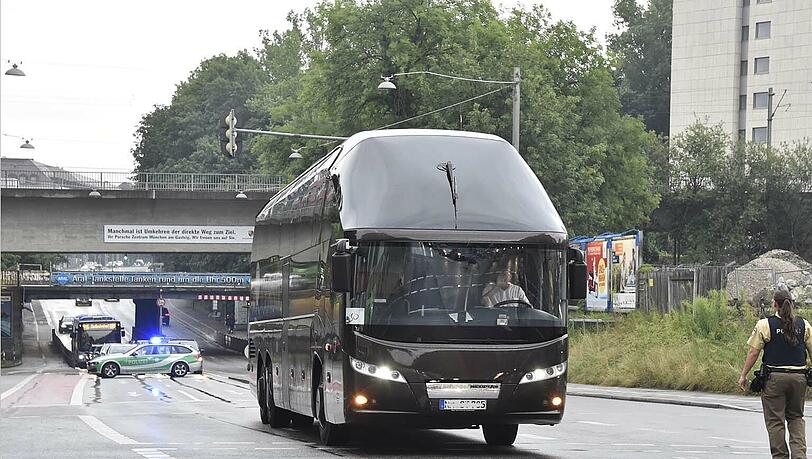 Der Bus ist zunächst in der Unterführung steckengeblieben. Mit viel Gas konnte der Fahrer wieder weiterfahren – was das Dach seines Fahrzeugs sehr in Mitleidenschaft gezogen hat. Der Bus ist zunächst in der Unterführung steckengeblieben. Mit viel Gas konnte der Fahrer wieder weiterfahren – was das Dach seines Fahrzeugs sehr in Mitleidenschaft gezogen hat.