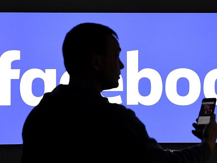 Einer der Mitgründer von Facebook, C. Hughes, hat sich Forderungen nach einer Zerschlagung des Unternehmens angeschlossen.