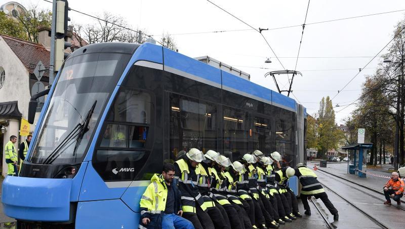 Feuerwehrleute befördern eine aus den Gleisen gesprungene Straßenbahn zurück in die Spur. Foto: Saurer/Berufsfeuerwehr München/dpa Feuerwehrleute befördern eine aus den Gleisen gesprungene Straßenbahn zurück in die Spur. Foto: Saurer/Berufsfeuerwehr München/dpa