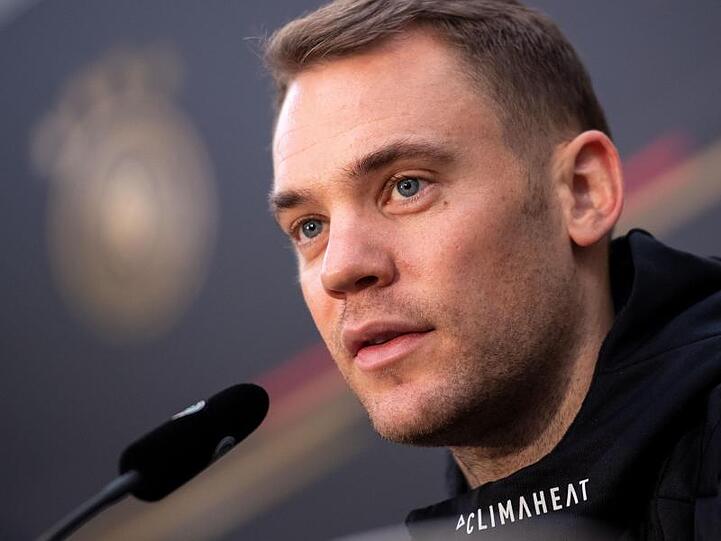 Manuel Neuer blickt während einer Pressekonferenz in die Runde. Foto: Marius Becker/dpa