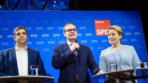 Raed Saleh (l) und Franziska Giffey (r) lösen Michael Müller (M) an der Spitze der Berliner SPD ab.