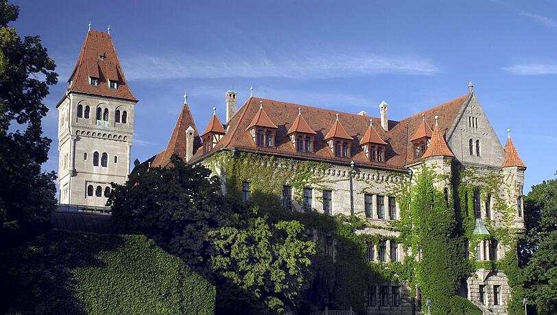 Im Schloss Faber-Castell in Stein bei Nürnberg wurde Ende 1945 für die internationalen Beobachter der Nürnberger Prozesse das Steiner Press Camp eingerichtet.