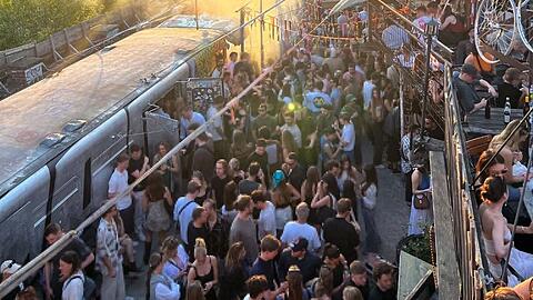 Der Bahnwärter an einem Sommer-Party-Abend.