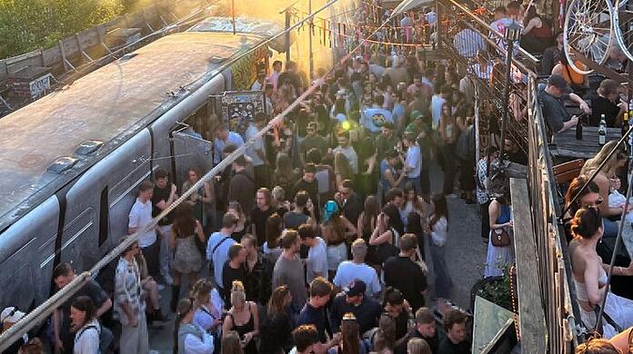 Der Bahnwärter an einem Sommer-Party-Abend.
