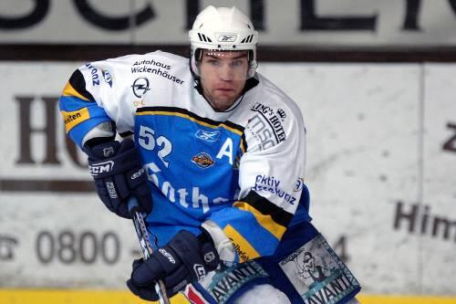 Hofft auf ein Comeback in den Playoffs: EHC-Verteidiger Elvis Beslagic, der an einem Splitterbruch im Unterarm laboriert.