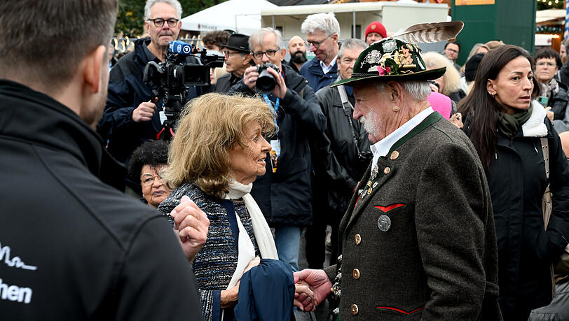Charlotte Knobloch mit Franz Kinker (Mitte r.), einem Betroffenen des Oktoberfest-Attentats von 1980 am Denkmal nahe des Haupteingangs des Oktoberfestes. Charlotte Knobloch mit Franz Kinker (Mitte r.), einem Betroffenen des Oktoberfest-Attentats von 1980 am Denkmal nahe des Haupteingangs des Oktoberfestes.
