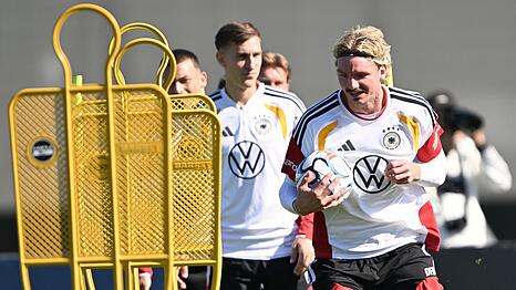Es passierte bei den Aufw&auml;rmwettk&auml;mpfen: Nico Schlotterbeck hinter Nick Woltemade.
