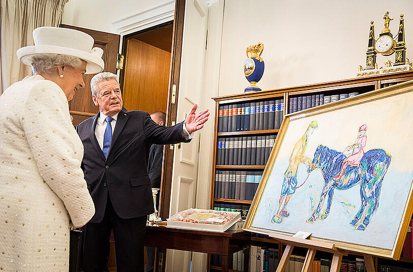 Bundespräsident Gauck schenkt Queen Elizabeth II ein Bild der Künstlerin Nicole Leidenfrost.