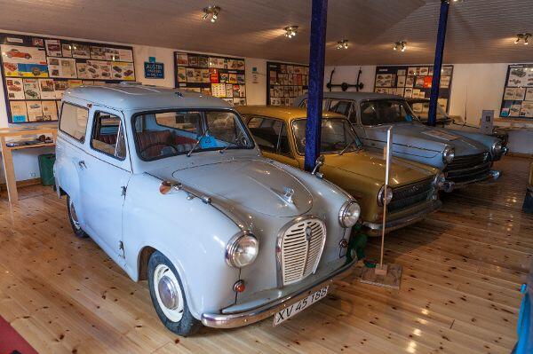 Der Museums-Chef hat seit 1985 insgesamt 47 Autos und jede Menge Automobilia gesammelt.