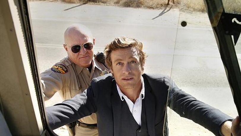 Was ist geschehen, dass Jane (Simon Baker, r.) in seinem Urlaub von einem Polizisten (Rocky McMurray, l.) verhaftet wird? Was ist geschehen, dass Jane (Simon Baker, r.) in seinem Urlaub von einem Polizisten (Rocky McMurray, l.) verhaftet wird?