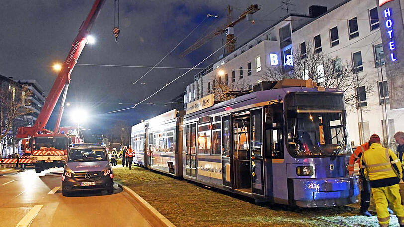 Bilder vom Tram-Unfall in München: Die Berufsfeuerwehr musste zur Bergung mit einem großen Kran anrücken.