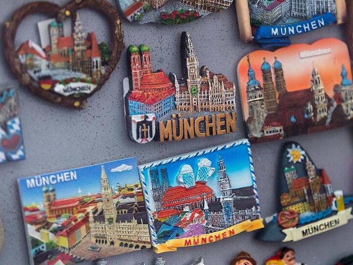 Magnete mit Motiven von München hängen an einer Wand in einem Geschäft in der Innenstadt. Foto: Peter Kneffel/Archiv