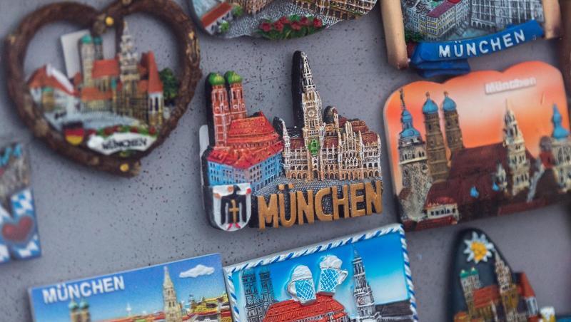 Magnete mit Motiven von München hängen an einer Wand in einem Geschäft in der Innenstadt. Foto: Peter Kneffel/Archiv Magnete mit Motiven von München hängen an einer Wand in einem Geschäft in der Innenstadt. Foto: Peter Kneffel/Archiv