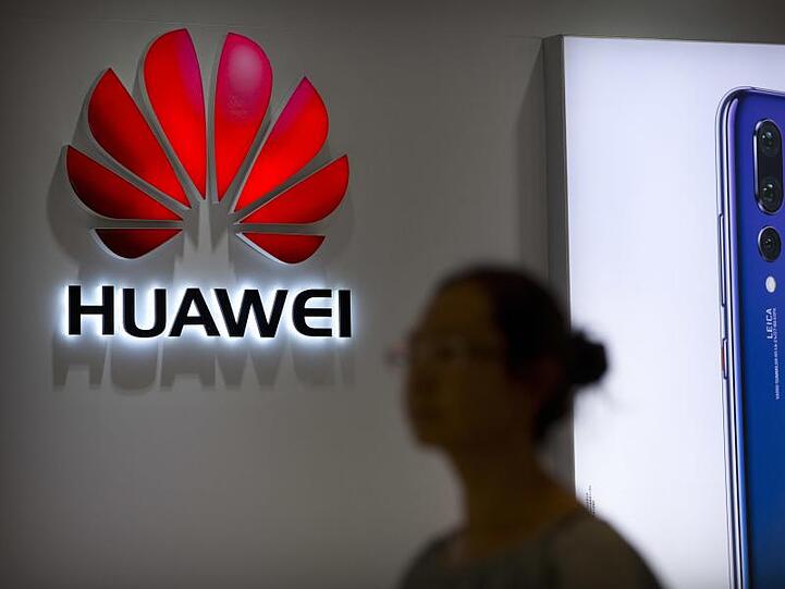 Eine Passantin geht in Peking an einem Huawei Store vorbei.