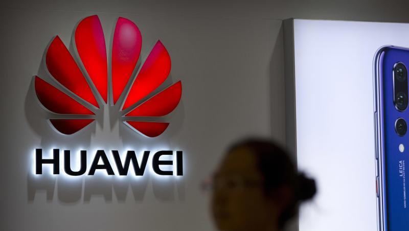 Eine Passantin geht in Peking an einem Huawei Store vorbei. Eine Passantin geht in Peking an einem Huawei Store vorbei.