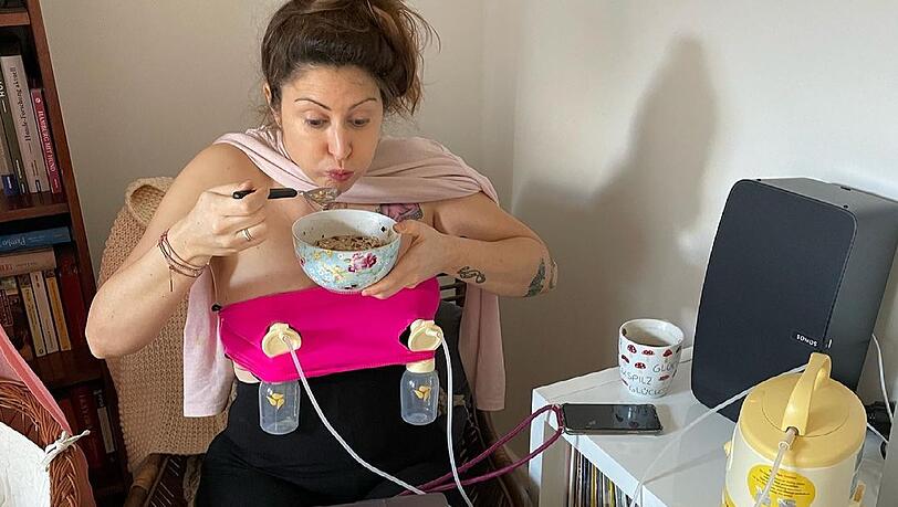 Mit Humor gegen den Stress: Neu-Mama Madita van Hülsen pumpt Milch für ihr Baby ab.