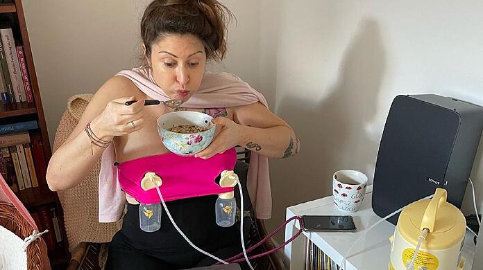 Mit Humor gegen den Stress: Neu-Mama Madita van Hülsen pumpt Milch für ihr Baby ab.