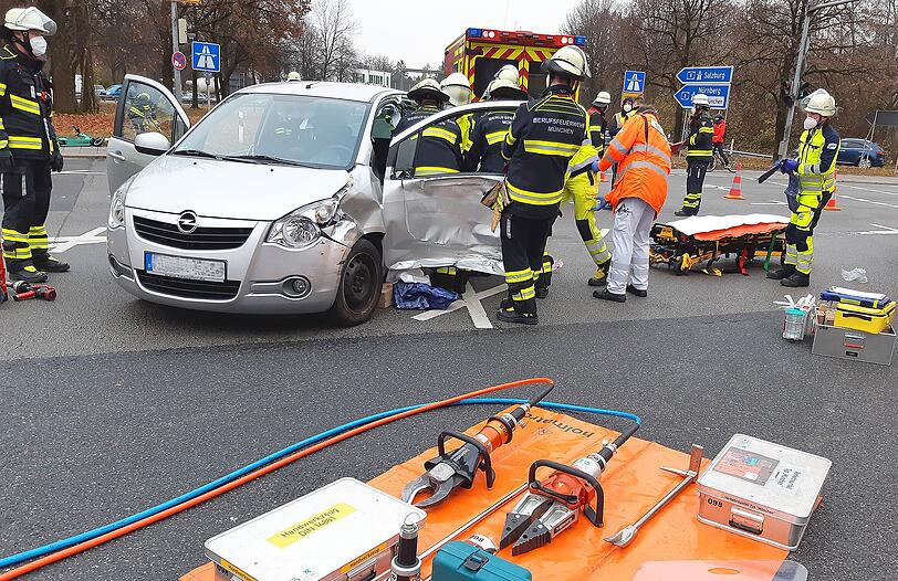 Mit eingeschaltetem Martinshorn und Sirene: Der Rettungswagen der Feuerwehr befand sich auf der Alarmfahrt zu einer Einsatzstelle.