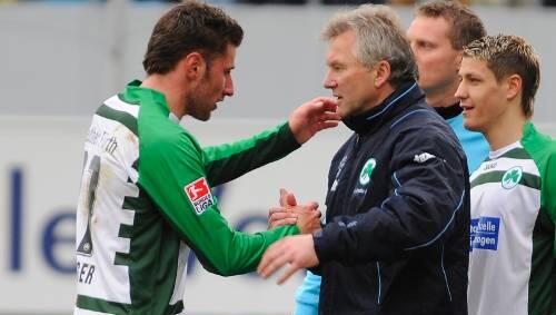 Abschied nach Freiburg: Angreifer Stefan Reisinger (links) und Fürths Trainer Benno Möhlmann gehen ab Juni getrennte Wege. Abschied nach Freiburg: Angreifer Stefan Reisinger (links) und Fürths Trainer Benno Möhlmann gehen ab Juni getrennte Wege.