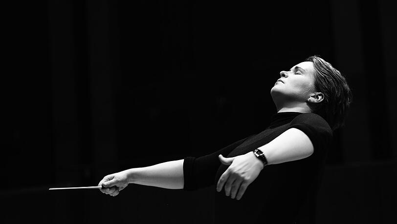 Die finnische Dirigentin Eva Ollikainen ist Chefdirigent des Iceland Symphony Orchestra in Reykjavik.