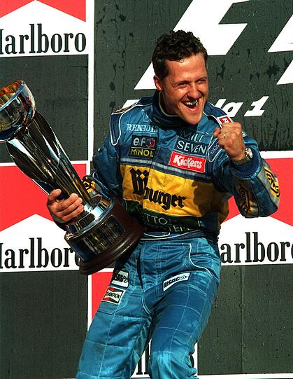 Der Kerpener war 26 Jahre und 292 Tage alt, als er 1995 seinen zweiten WM-Gesamtsieg einfuhr. Hier jubelt Schumi nach dem Triumph beim Großen Pazifik-Pokal im japanischen Aida, der am 22.10.95 zugleich seine Titelverteidigung bedeutete.