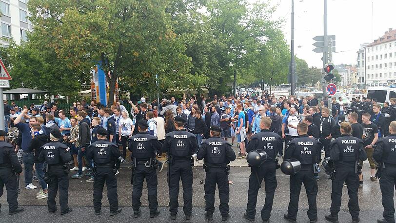 Derby-Stimmung in München: Unter Beobachtung der Polizei versammelten sich die Bayernfans am Vormittag im Tal. Vor dem Grünwalder Stadion kamen die Löwenfans dazu. Rund Tausend Polizisten sind im Einsatz.