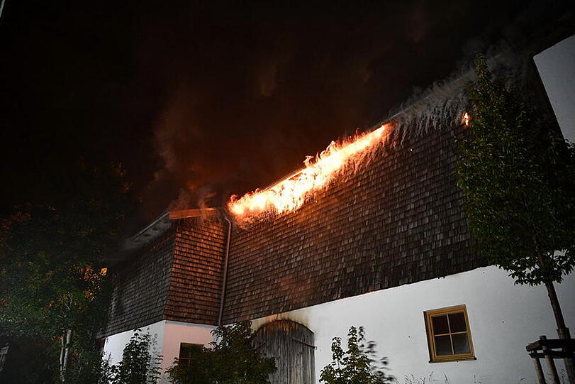 Die Polizei schätzt den entstandenen Sachschaden auf rund 650.000 Euro. Hier die Bilder vom Feuerwehreinsatz in Chieming.