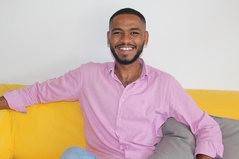 Eigentlich ist Ahmed Ajlouni nicht zum Lachen zu Mute. Doch weil er viele Freunde hat, die ihn unterstützen, lacht er fürs Foto. In der AZ berichten Flüchtlinge über ihren Alltag bei der Arbeit.
