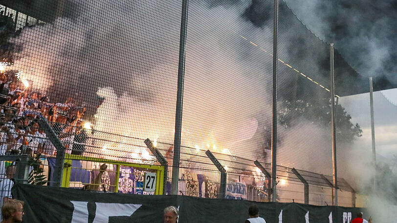 "Fans" der Löwen beim Zünden von Pyrotechnik in Mannheim.