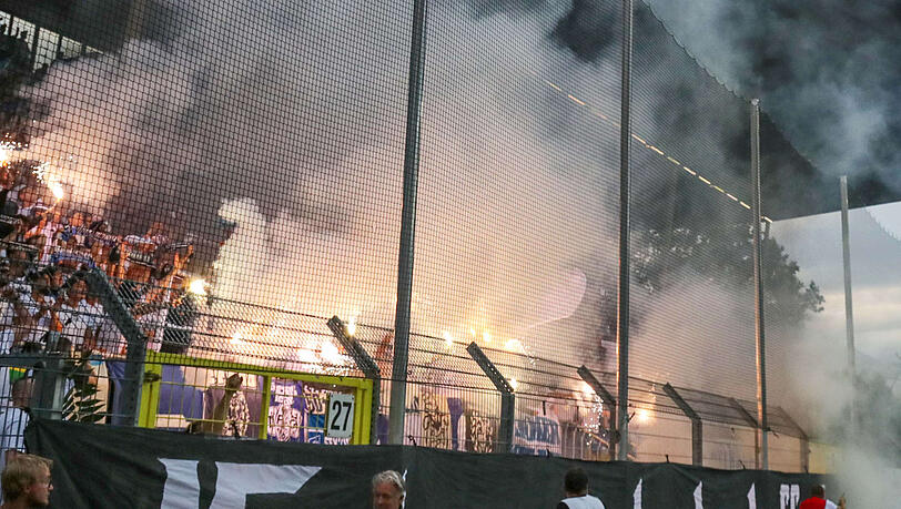 "Fans" der Löwen beim Zünden von Pyrotechnik in Mannheim. "Fans" der Löwen beim Zünden von Pyrotechnik in Mannheim.
