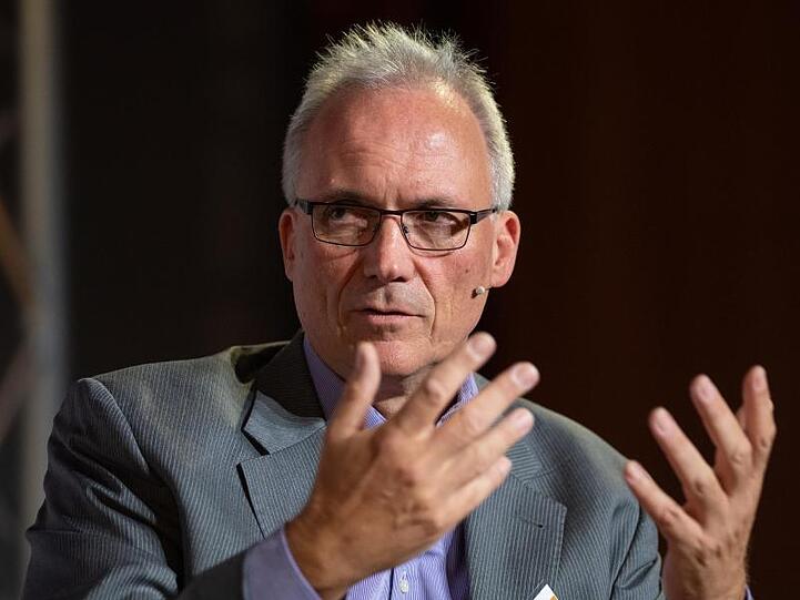 Ernst-Christoph Stolper, stellvertretender Bundesvorsitzender des BUND, bei einer Podiumsdiskussion zur "Klimakrise und die Mobilität der Zukunft".