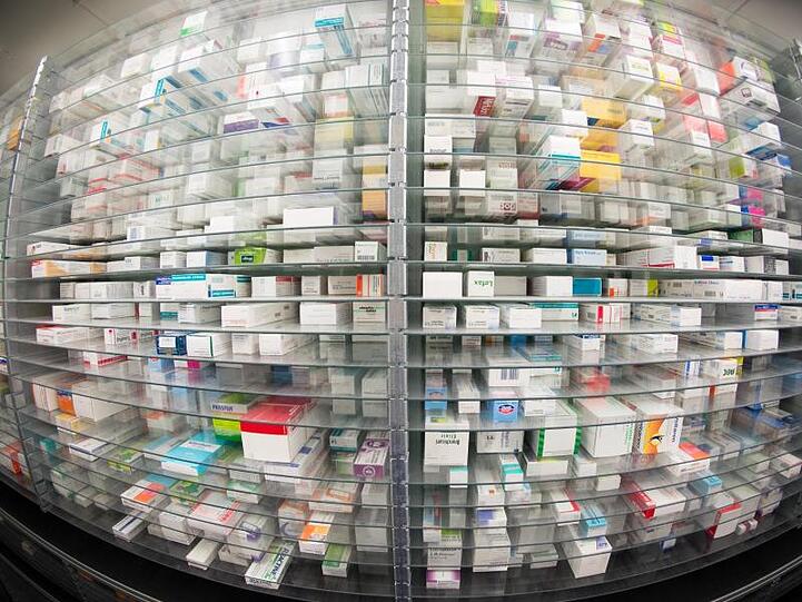 Medikamente liegen in den Regalen einer Apotheke. Lieferengpässe kommen immer öfter vor.